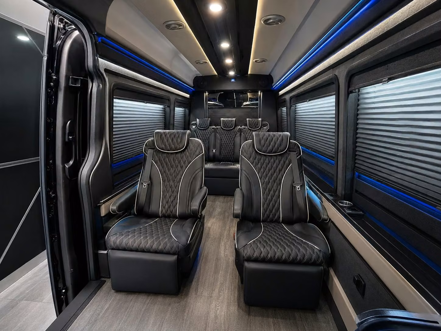 ranchopalosverdescharterbuscompany com makes it possible to book corporate group airport transfers on the peninsula